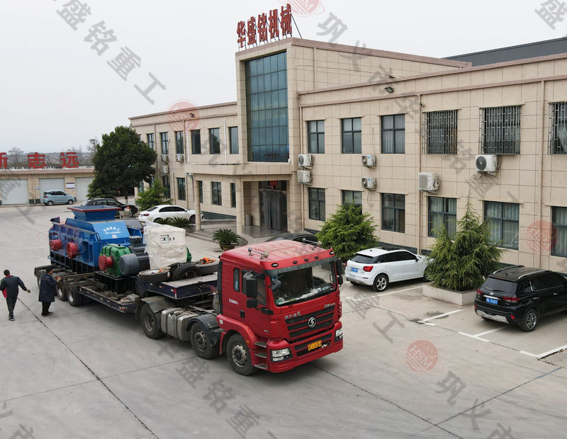 大型鐵礦石對輥制砂機產(chǎn)量是多少？